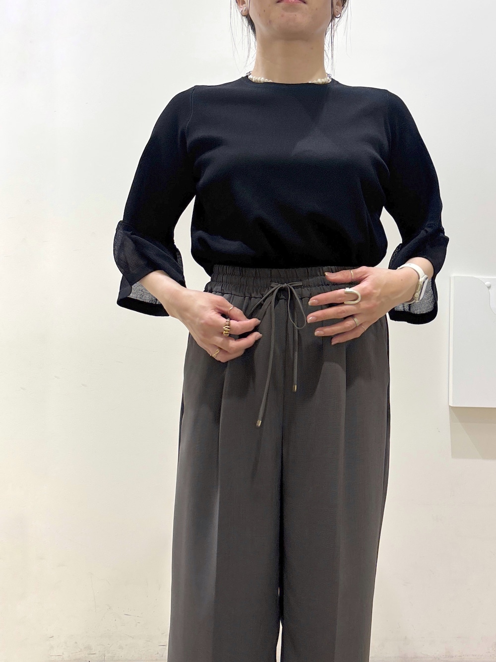 ベージュ系のパンプス、グレー系のカーディガン/ボレロ、ベージュ系のトートバッグを着用したレディースの春コーディネートの5枚目の写真