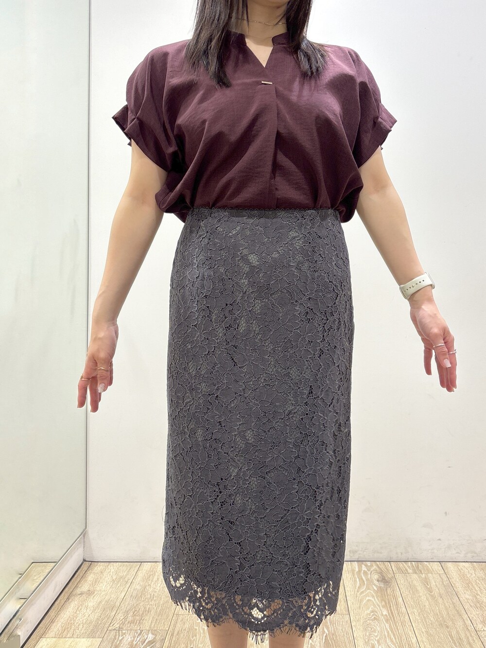 レッド系のシャツ/ブラウス、グレー系のスカート、グレー系のトートバッグを着用したレディースの夏コーディネートの6枚目の写真