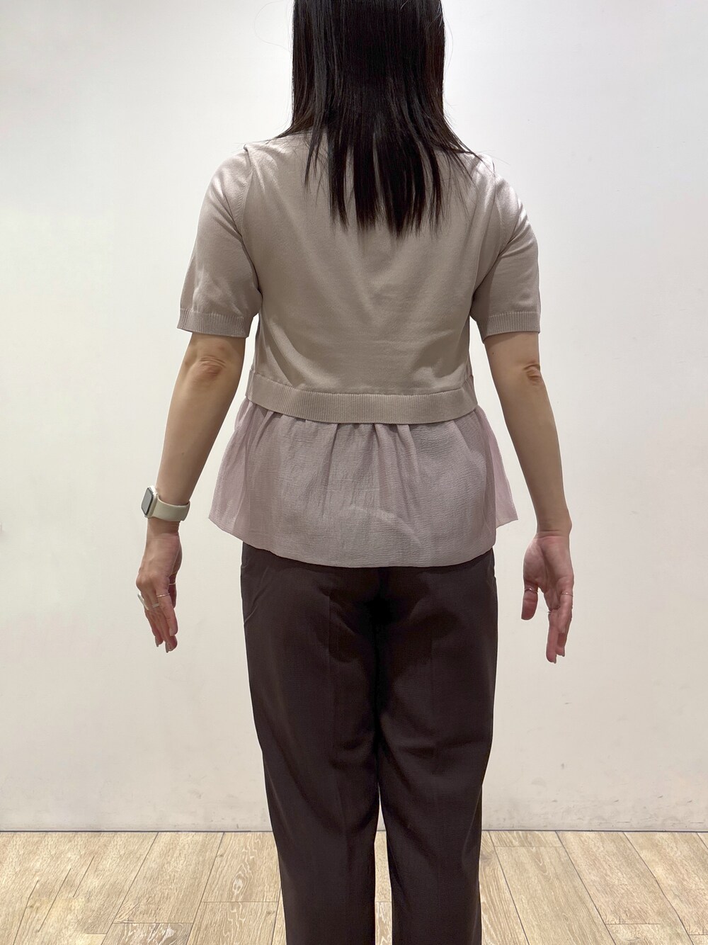 ベージュ系のカーディガン/ボレロ、ブラウン系のその他パンツ、ブラック系のトートバッグを着用したレディースの夏コーディネートの9枚目の写真