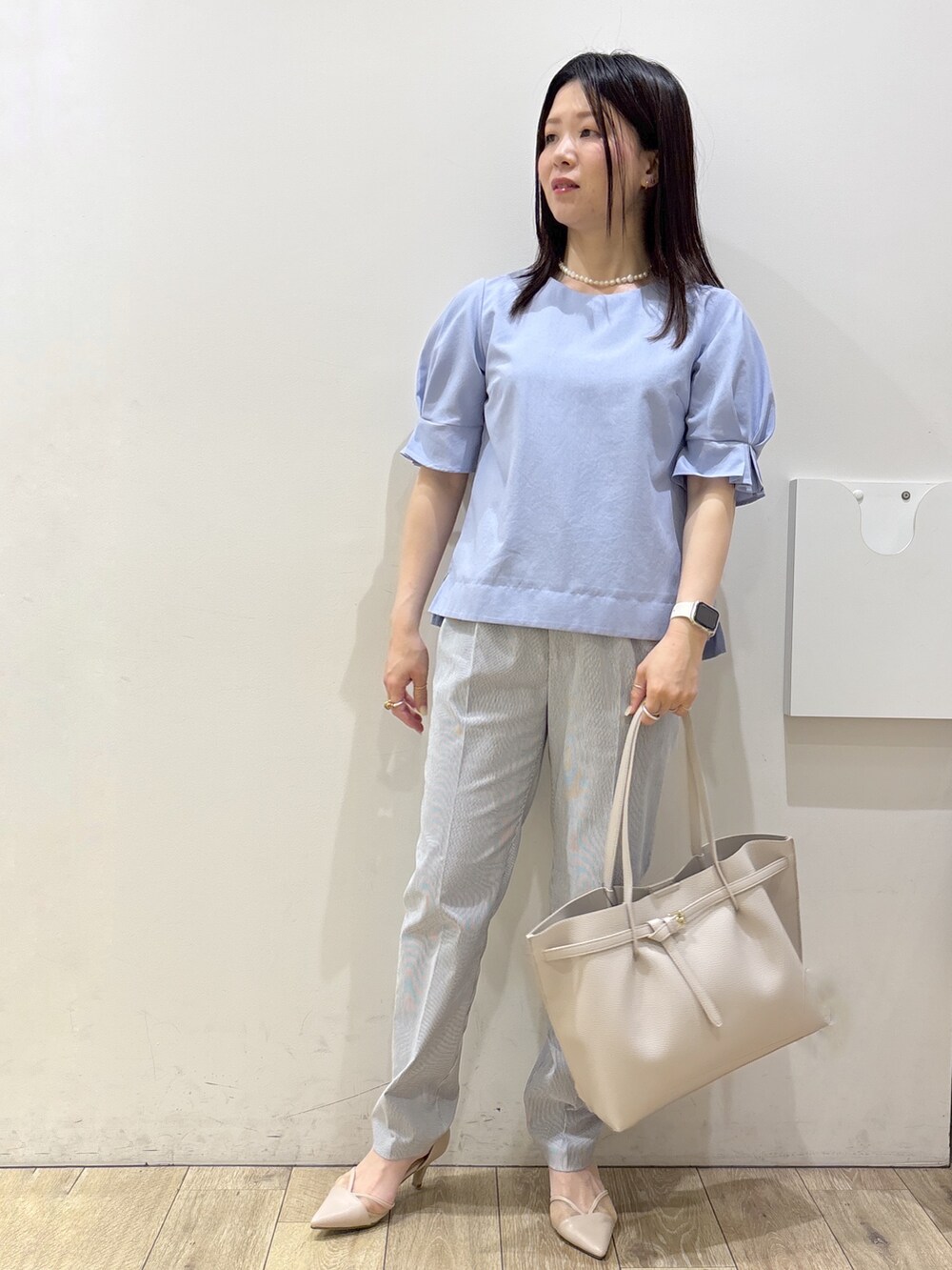 ブルー系のシャツ/ブラウス、ブルー系のその他パンツ、グレー系のトートバッグを着用したレディースの夏コーディネートの5枚目の写真