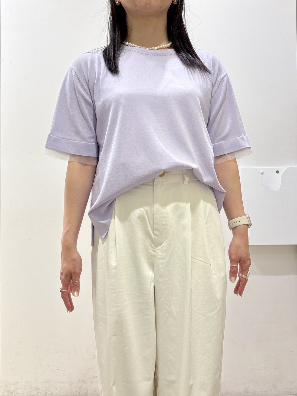 パープル系のニット/セーター、ホワイト系のその他パンツ、ベージュ系のトートバッグを着用したレディースの春コーディネートの8枚目の写真