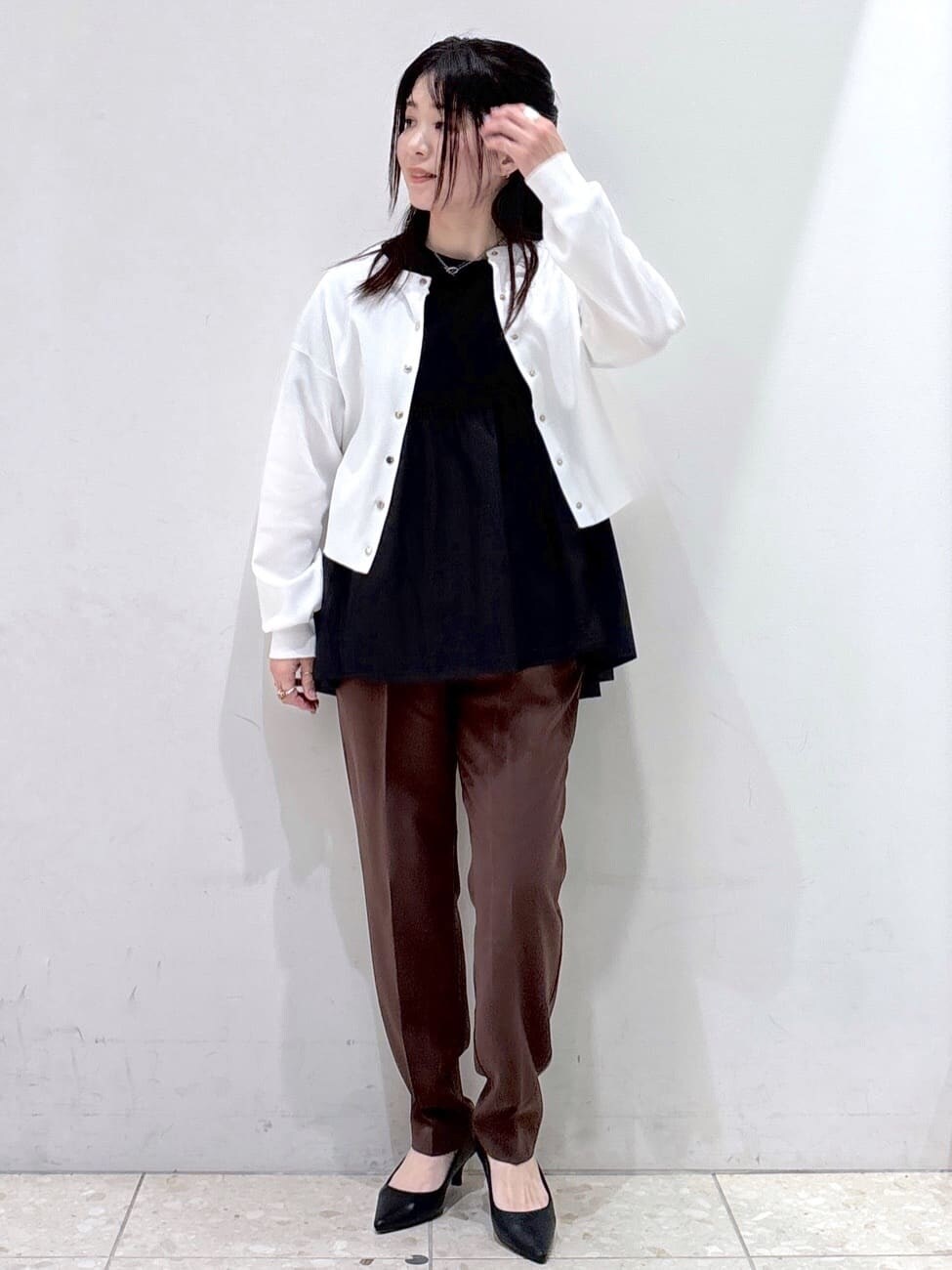 ブラック系のTシャツ/カットソー、ホワイト系のカーディガン/ボレロ、ブラウン系のその他パンツを着用したレディースの春コーディネートの6枚目の写真
