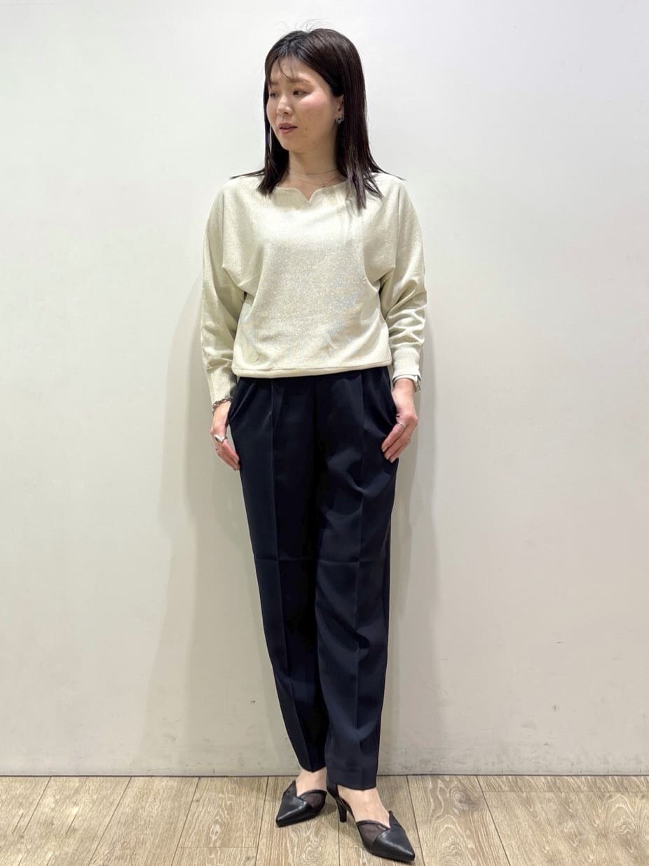 ホワイト系のニット/セーター、ブルー系のその他パンツ、ブラック系のトートバッグを着用したレディースの春コーディネートの5枚目の写真