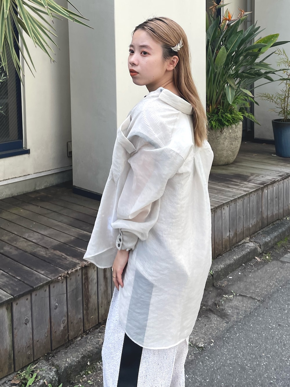 ホワイト系のシャツ/ブラウス、ホワイト系のスラックス、ホワイト系のTシャツ/カットソーを着用したレディースの夏コーディネートの9枚目の写真