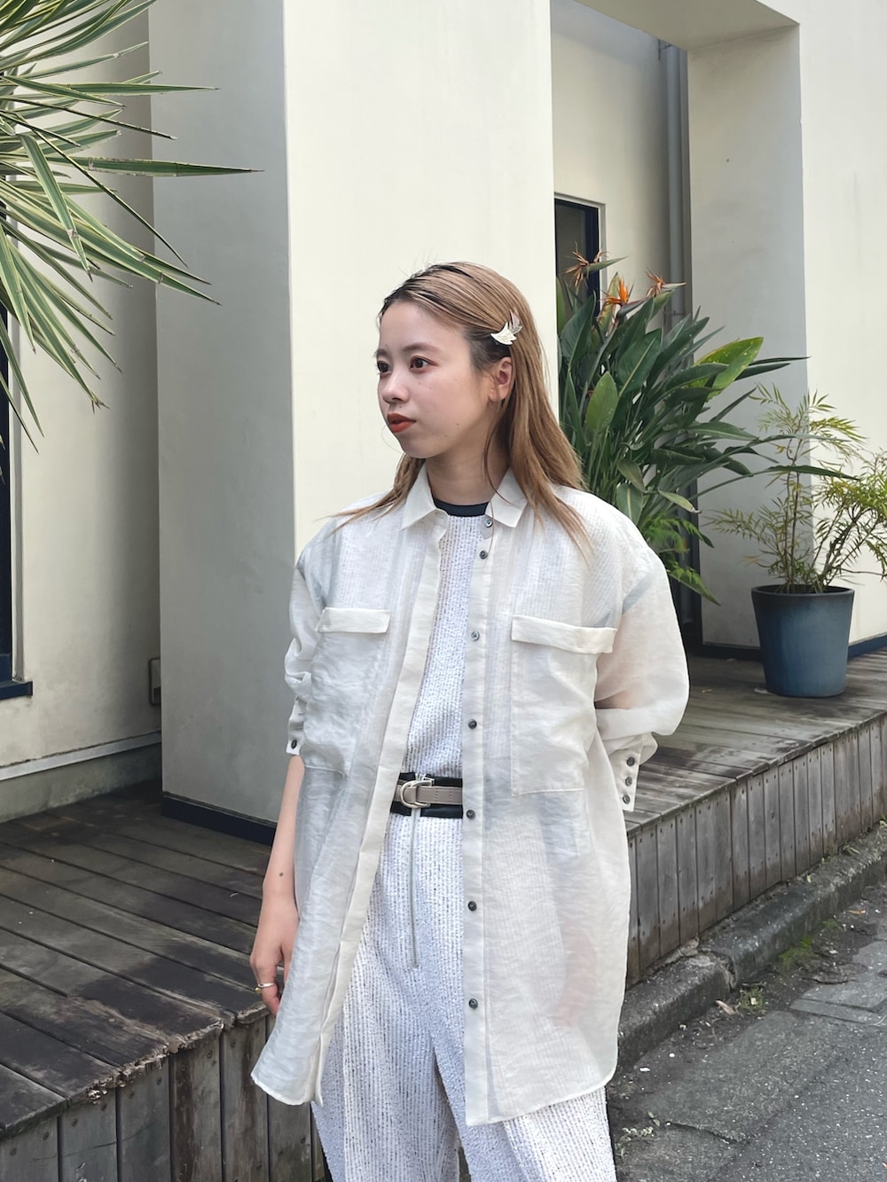 ホワイト系のシャツ/ブラウス、ホワイト系のスラックス、ホワイト系のTシャツ/カットソーを着用したレディースの夏コーディネートの5枚目の写真
