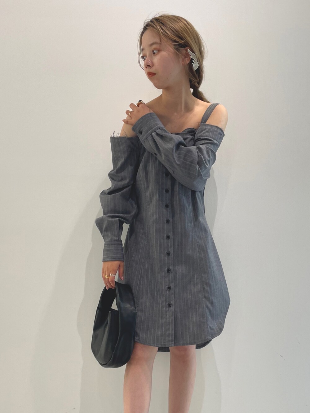 ブラック系のハンドバッグ、グレー系のワンピースを着用したレディースの夏コーディネートの2枚目の写真