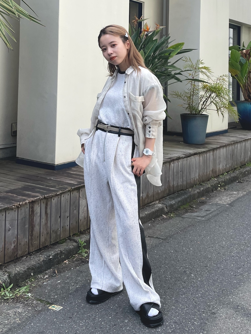ホワイト系のシャツ/ブラウス、ホワイト系のスラックス、ホワイト系のTシャツ/カットソーを着用したレディースの夏コーディネートの4枚目の写真