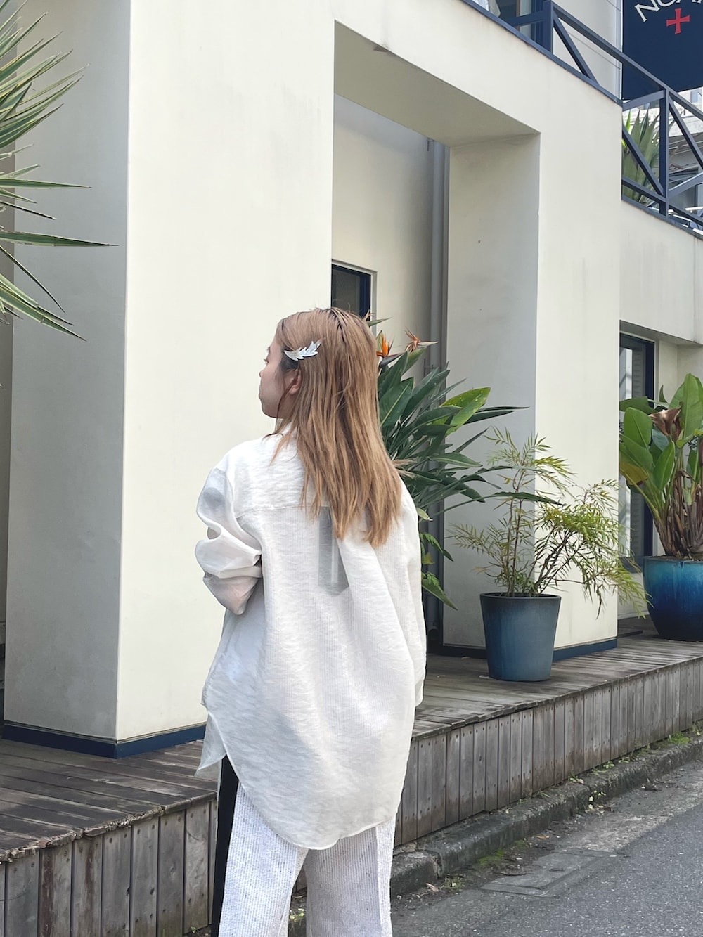 ホワイト系のシャツ/ブラウス、ホワイト系のスラックス、ホワイト系のTシャツ/カットソーを着用したレディースの夏コーディネートの3枚目の写真