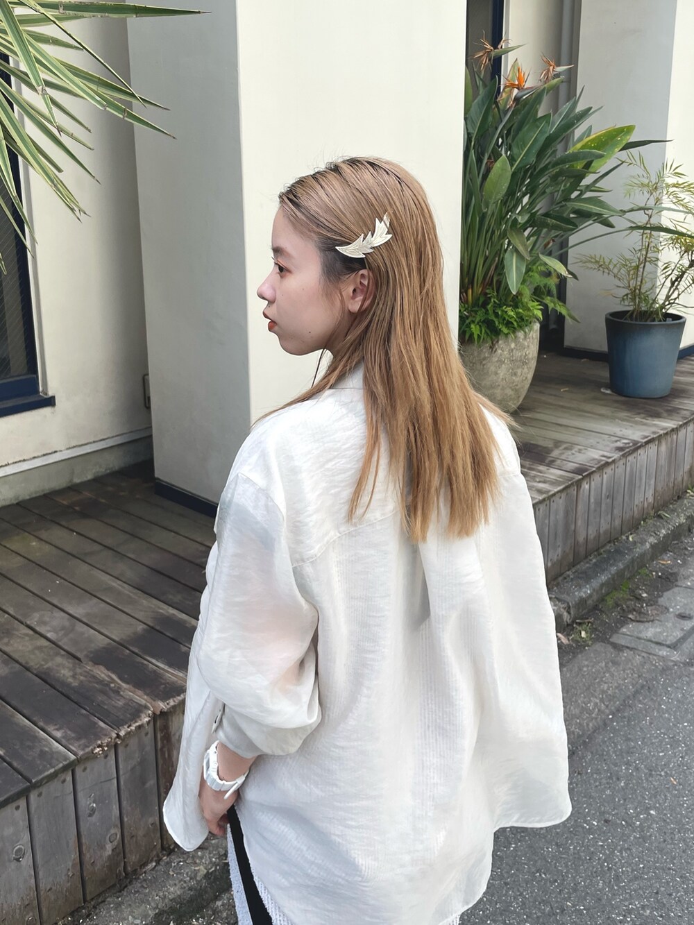 ホワイト系のシャツ/ブラウス、ホワイト系のスラックス、ホワイト系のTシャツ/カットソーを着用したレディースの夏コーディネートの6枚目の写真