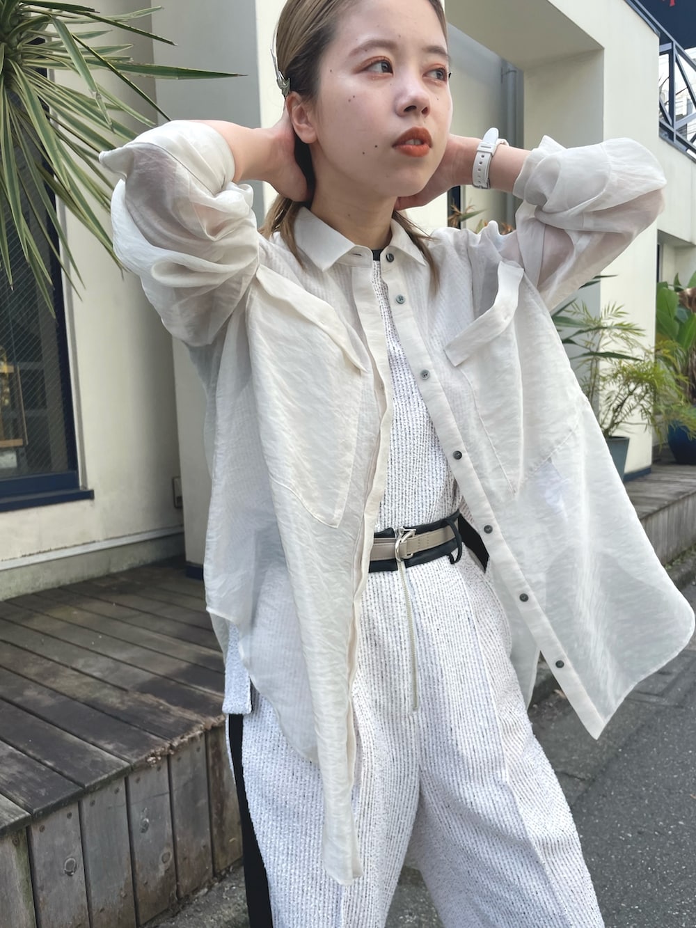 ホワイト系のシャツ/ブラウス、ホワイト系のスラックス、ホワイト系のTシャツ/カットソーを着用したレディースの夏コーディネートの8枚目の写真