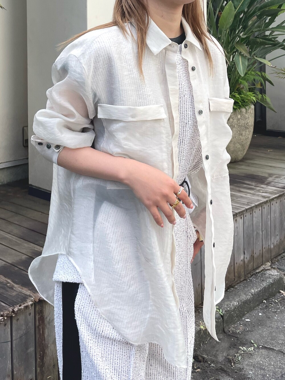 ホワイト系のシャツ/ブラウス、ホワイト系のスラックス、ホワイト系のTシャツ/カットソーを着用したレディースの夏コーディネートの7枚目の写真