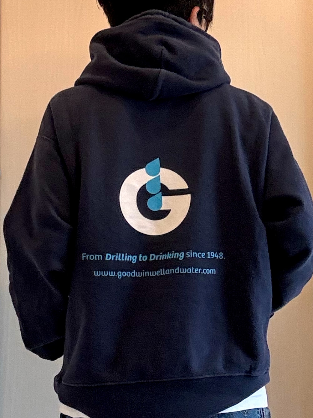 ブルー系のパーカー、ブルー系のデニムパンツを着用したメンズの春コーディネートの3枚目の写真