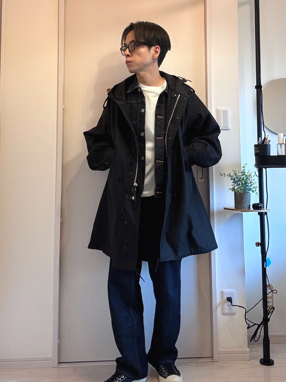 ブルー系のデニムジャケット、ブラック系のミリタリージャケット、ブルー系のデニムパンツを着用したメンズの春コーディネートの2枚目の写真