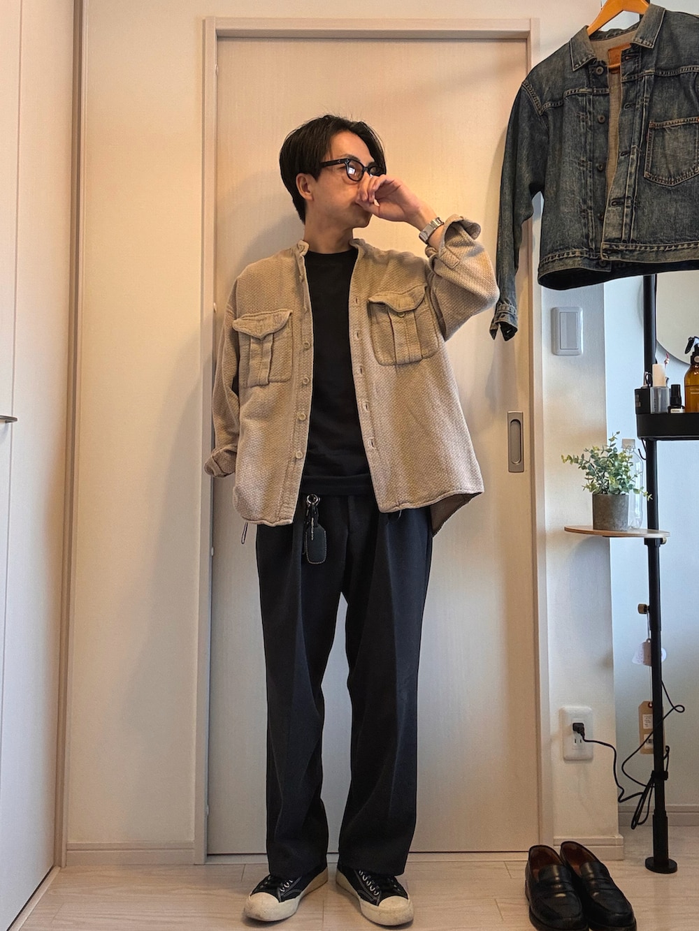 ブラック系のTシャツ/カットソー、グレー系のスラックス、ブラック系のローファーを着用したメンズの春コーディネートの3枚目の写真