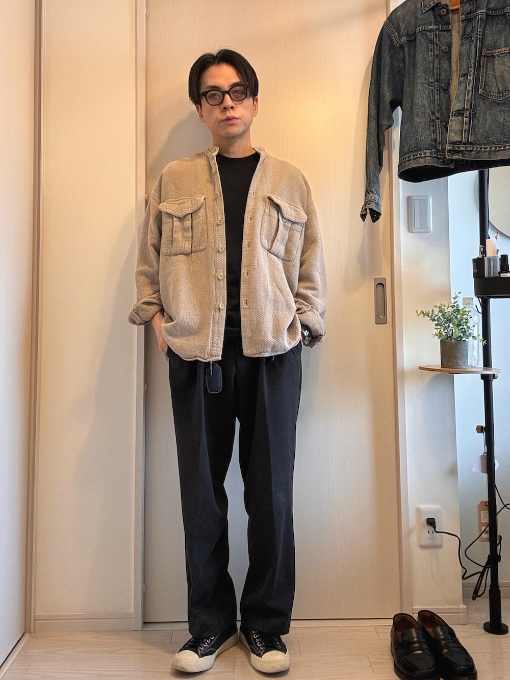 ブラック系のTシャツ/カットソー、グレー系のスラックス、ブラック系のローファーを着用したメンズの春コーディネートの2枚目の写真