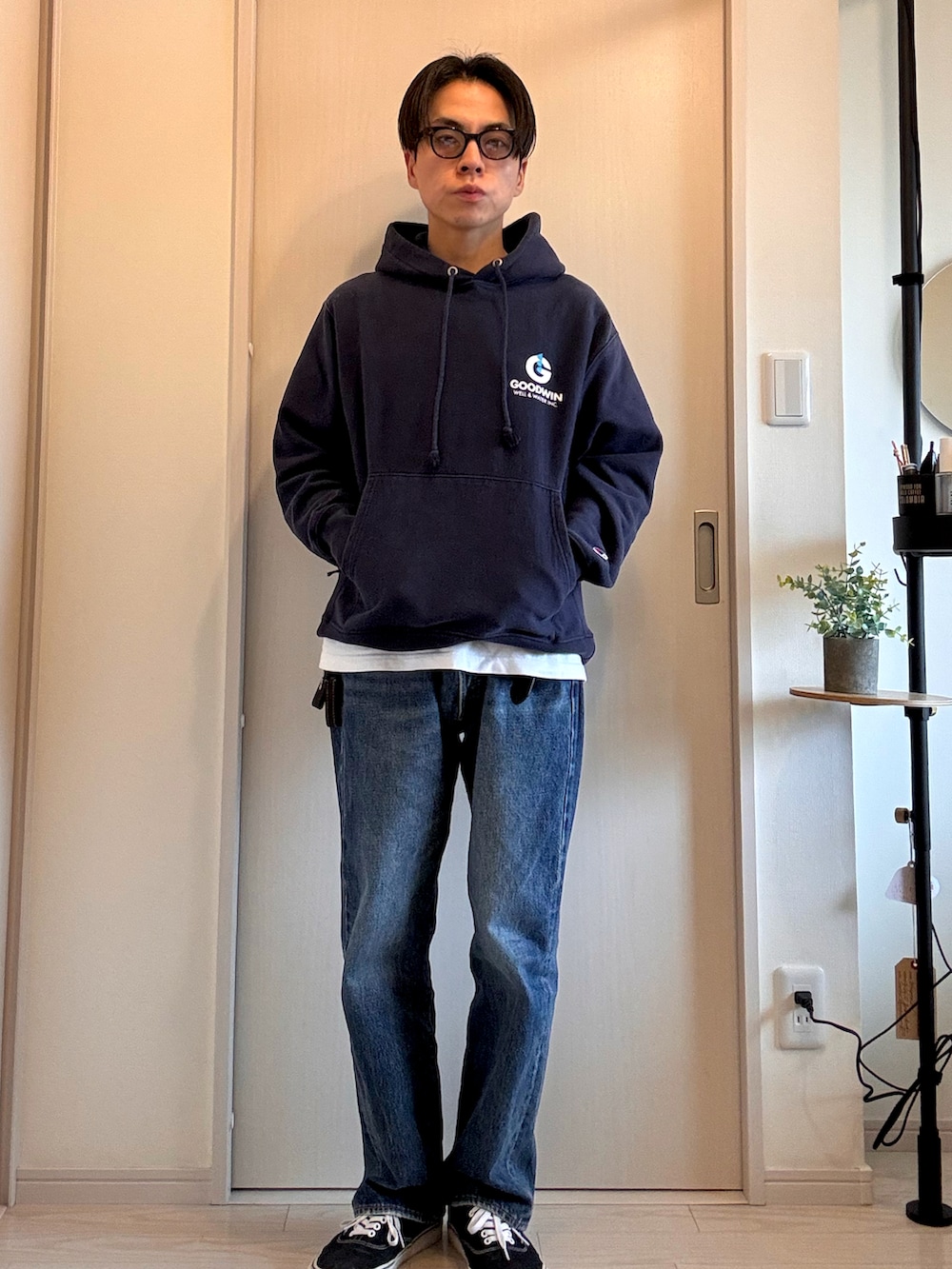 ブルー系のパーカー、ブルー系のデニムパンツを着用したメンズの春コーディネートの2枚目の写真