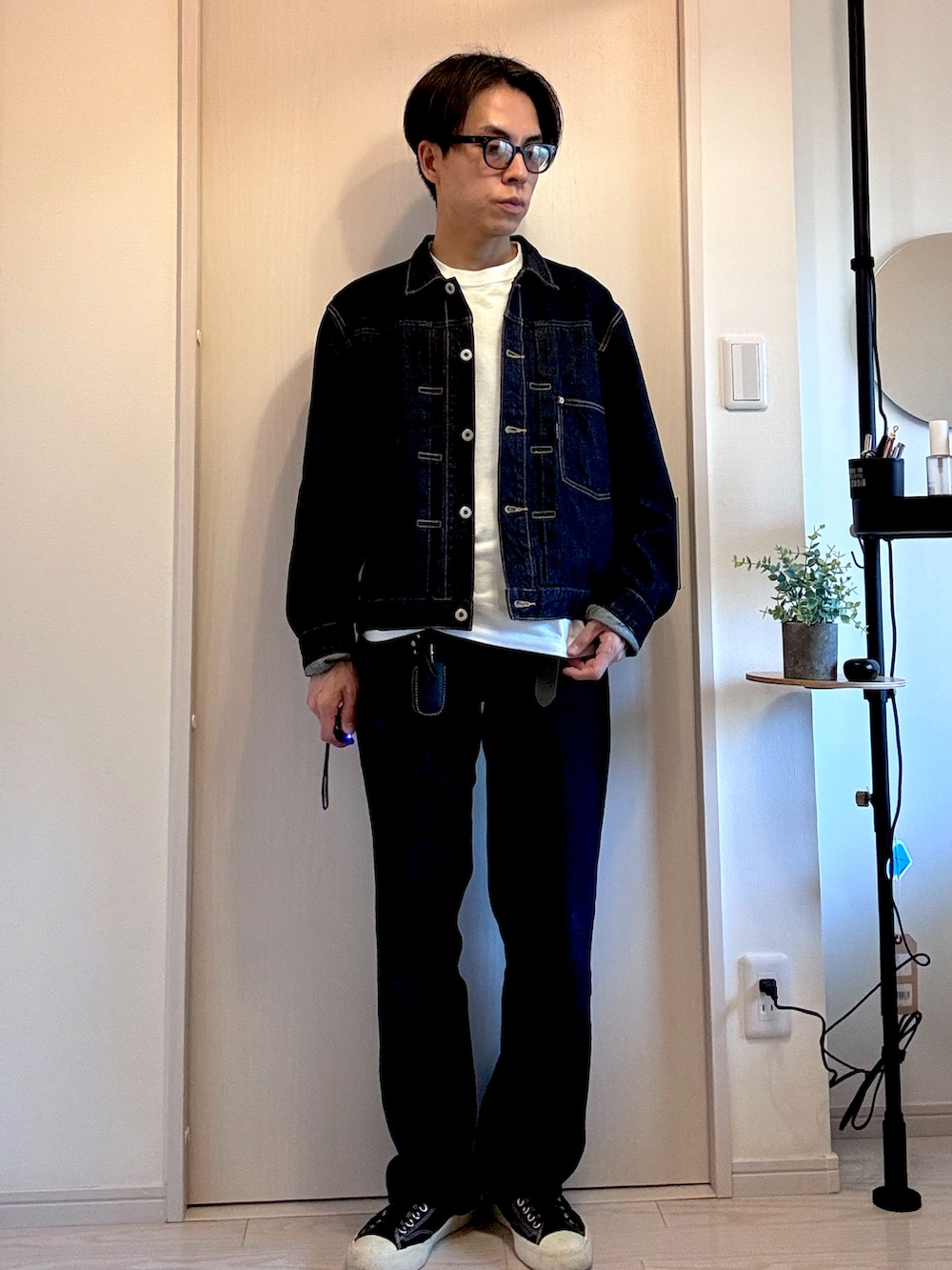 ブルー系のデニムジャケット、ブルー系のデニムパンツ、ブラック系のサングラスを着用したメンズの春コーディネートの2枚目の写真