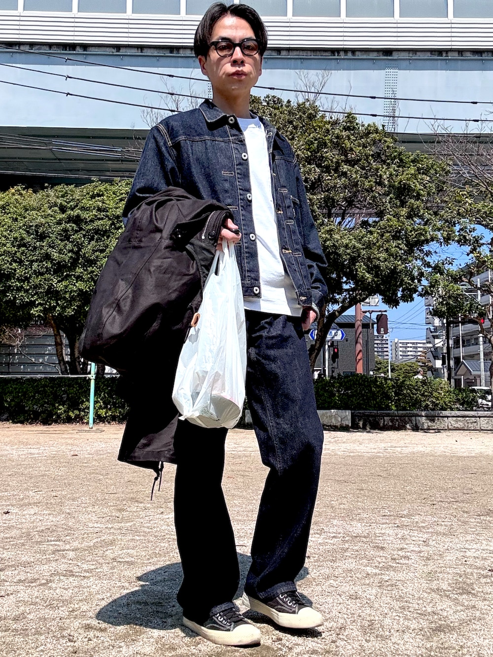 ブルー系のデニムジャケット、ブルー系のデニムパンツ、ブラック系のサングラスを着用したメンズの春コーディネートの3枚目の写真