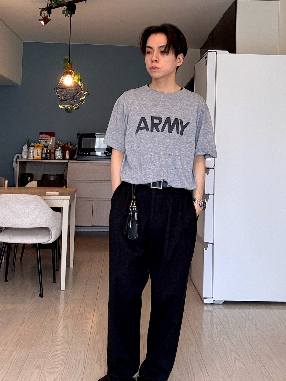 グレー系のスラックス、グレー系のTシャツ/カットソー、グリーン系のシャツ/ブラウスを着用したメンズの春コーディネートの2枚目の写真