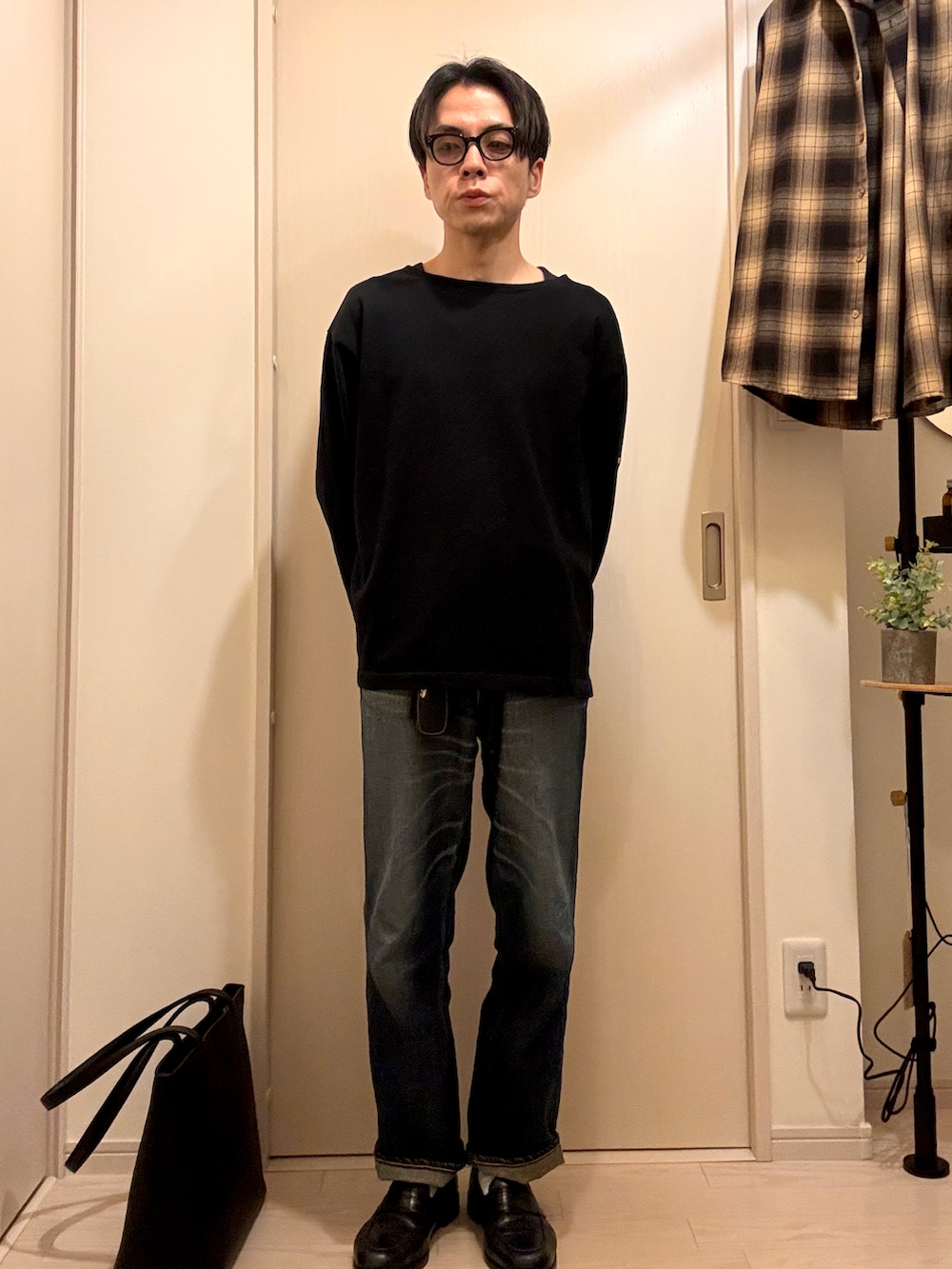 ブラック系のTシャツ/カットソー、ブラック系のジャケット/アウター、ブルー系のデニムパンツを着用したメンズの春コーディネートの2枚目の写真