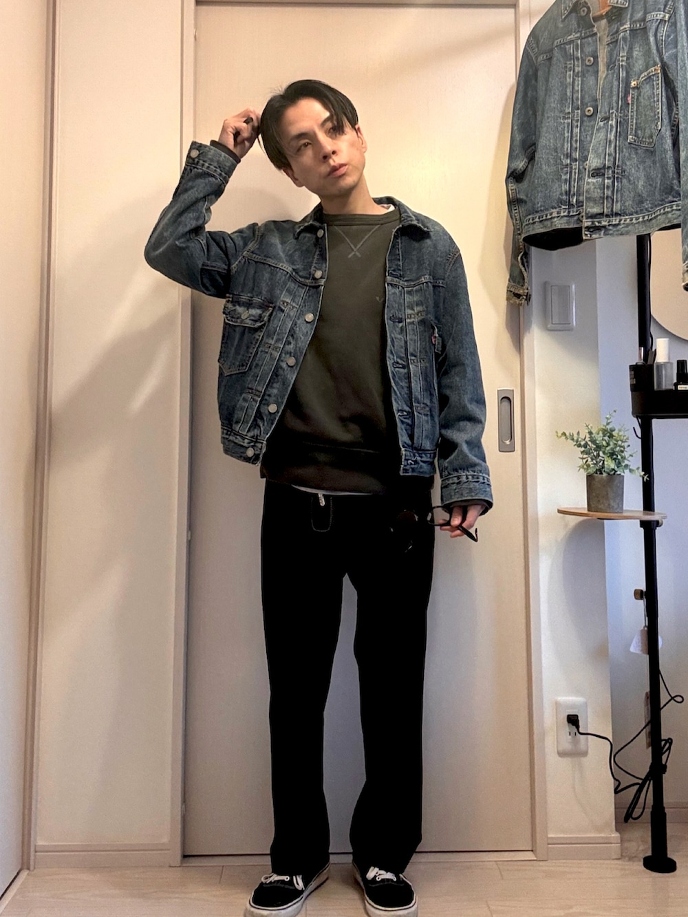 ブルー系のデニムジャケット、グレー系のスウェットを着用したメンズの春コーディネートの2枚目の写真