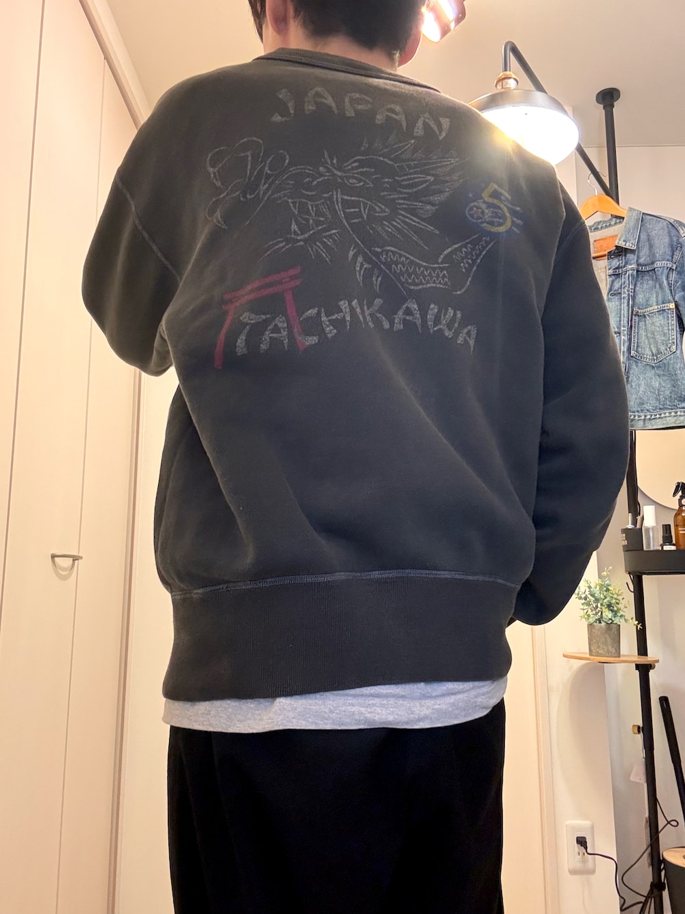 ブルー系のデニムジャケット、グレー系のスウェットを着用したメンズの春コーディネートの3枚目の写真