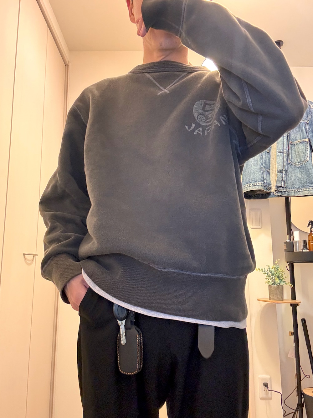 ブルー系のデニムジャケット、グレー系のスウェットを着用したメンズの春コーディネートの4枚目の写真