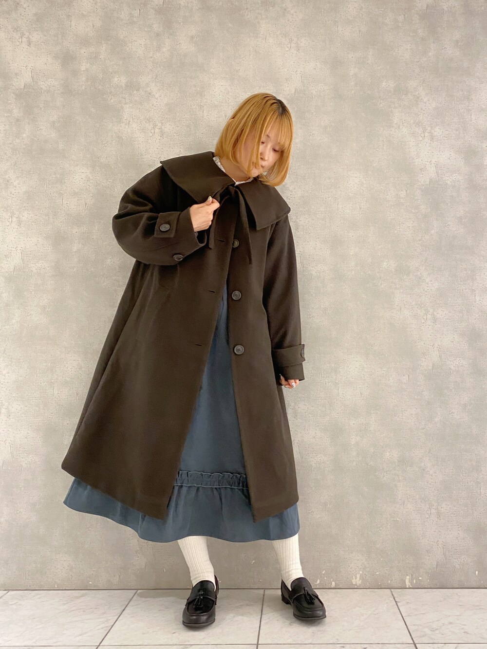 グレー系のその他アウター、グリーン系のワンピース、ホワイト系のTシャツ/カットソーを着用したレディースの秋コーディネートの3枚目の写真