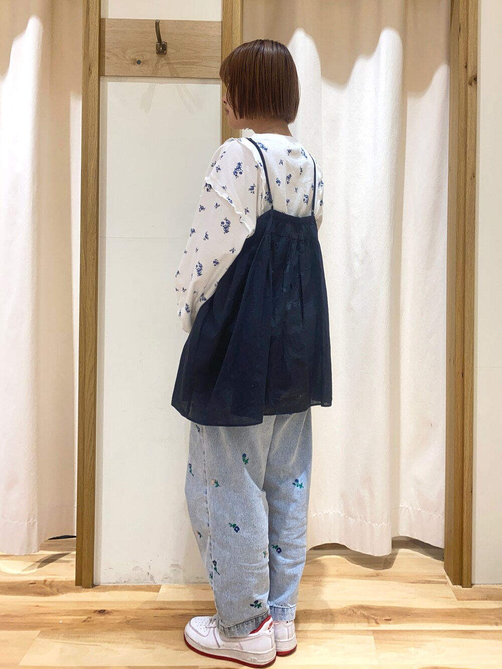 ブルー系のTシャツ/カットソー、ブラック系のチュニックを着用したレディースの春コーディネートの2枚目の写真