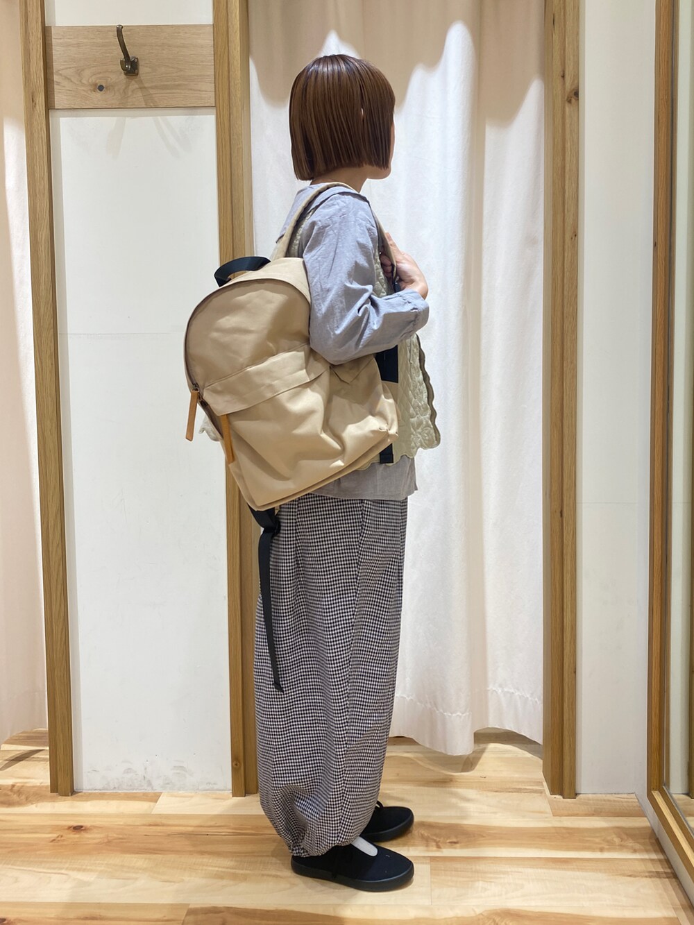 グレー系のシャツ/ブラウス、グリーン系のベスト、グレー系のその他パンツを着用したレディースの春コーディネートの2枚目の写真