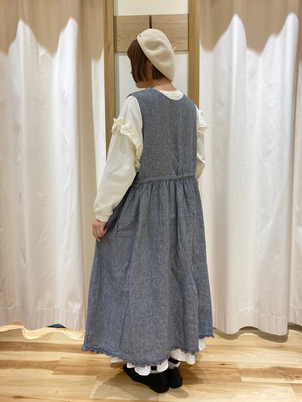 ブラック系のワンピース、ホワイト系のTシャツ/カットソー、ホワイト系のスカートを着用したレディースの春コーディネートの3枚目の写真