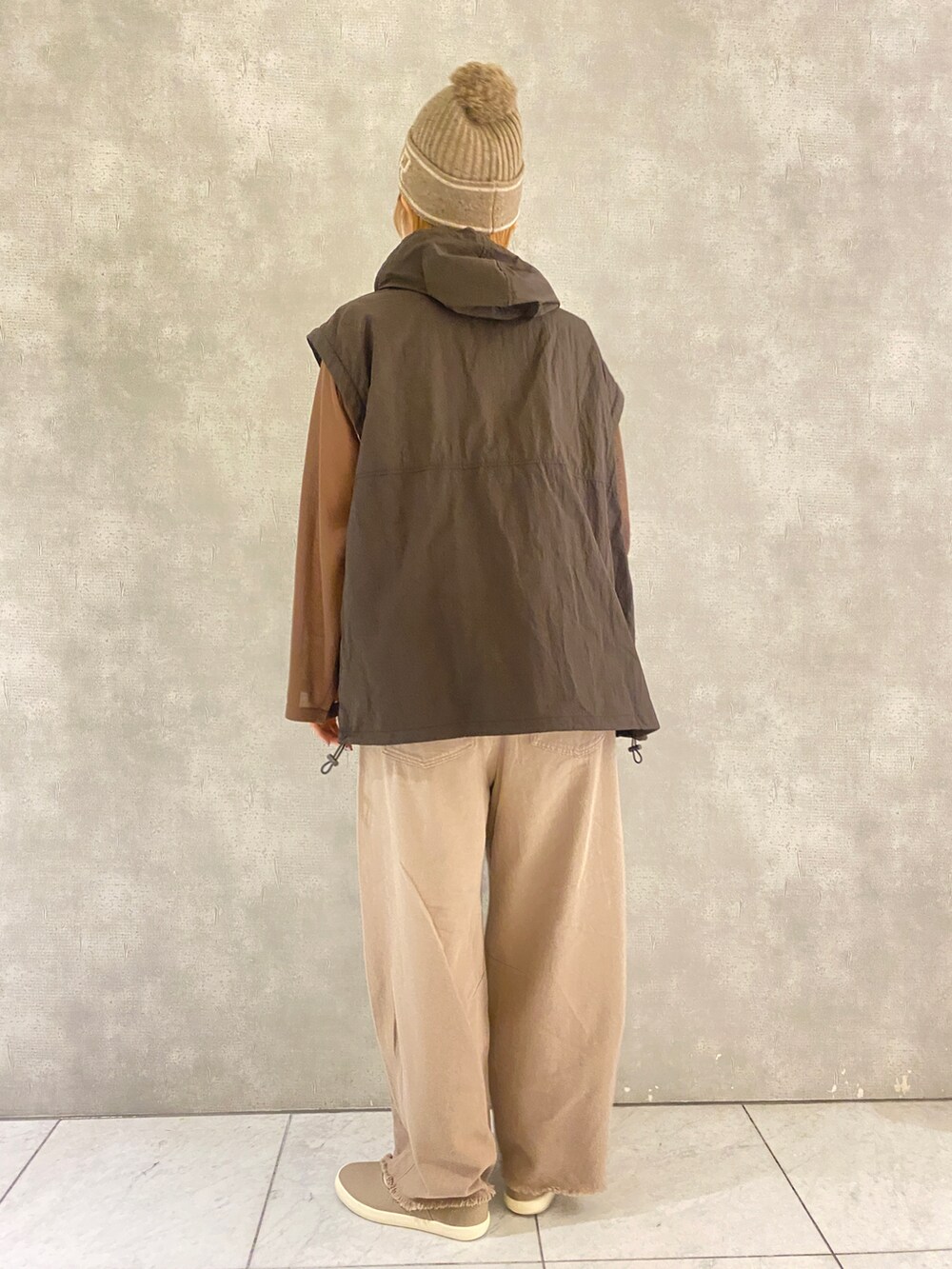 ブラウン系のニット/セーター、ベージュ系のその他パンツ、ベージュ系のシューズを着用したレディースの秋コーディネートの2枚目の写真