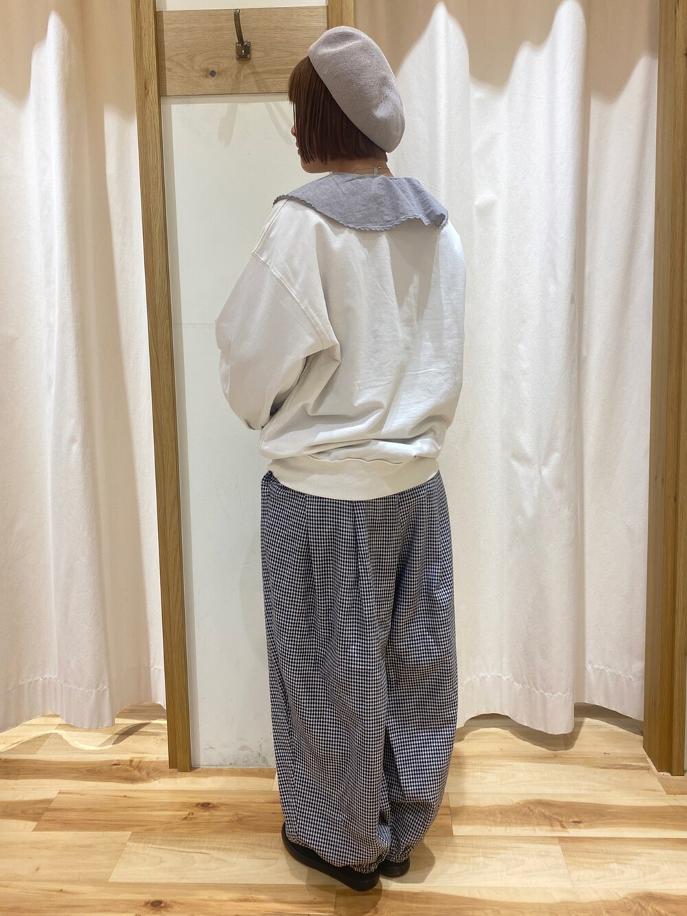 ホワイト系のTシャツ/カットソー、グレー系のその他パンツ、グレー系のシャツ/ブラウスを着用したレディースの春コーディネートの4枚目の写真