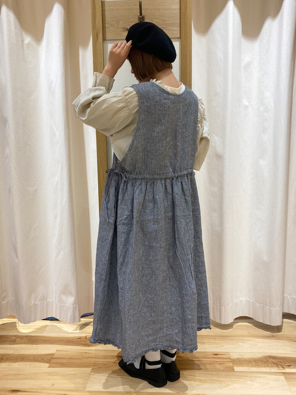 ブラック系のワンピース、ベージュ系のトップス、ホワイト系のTシャツ/カットソーを着用したレディースの春コーディネートの3枚目の写真