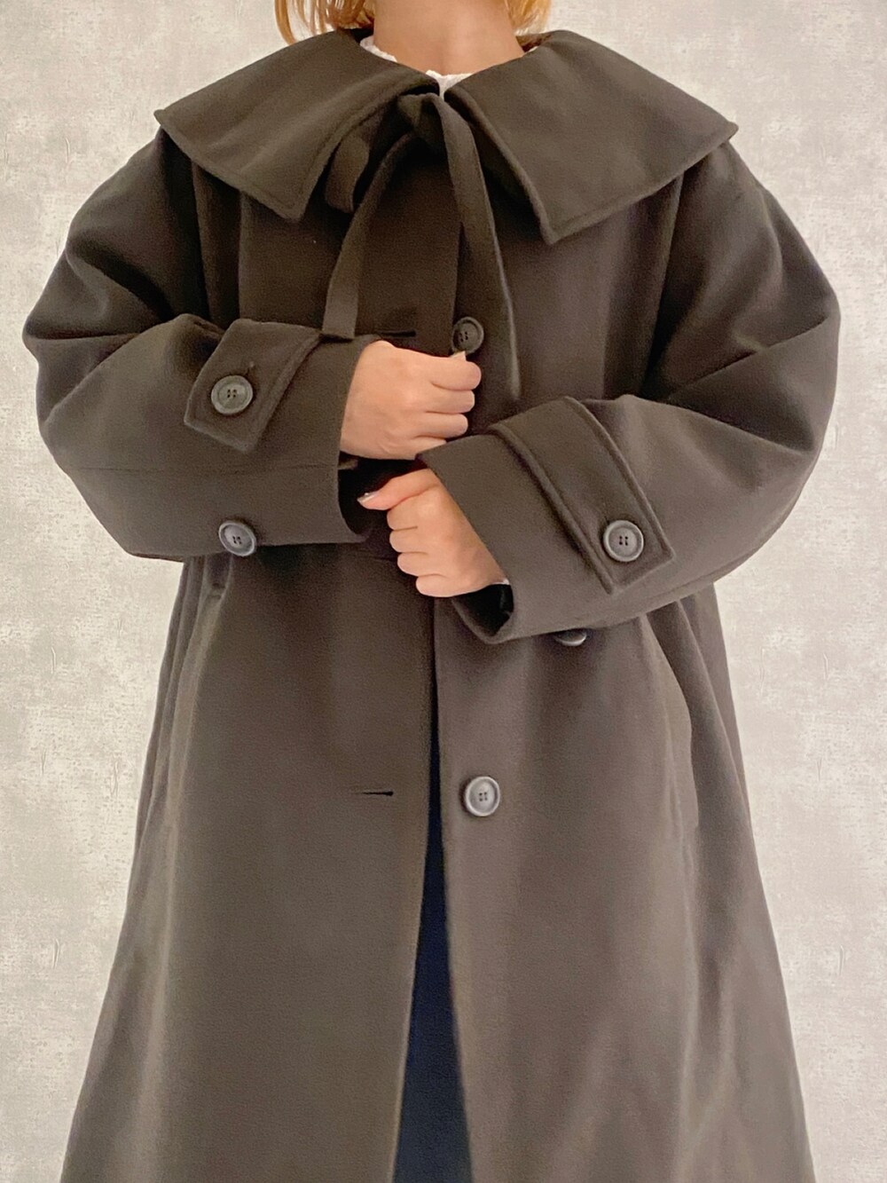 グレー系のその他アウター、グリーン系のワンピース、ホワイト系のTシャツ/カットソーを着用したレディースの秋コーディネートの5枚目の写真