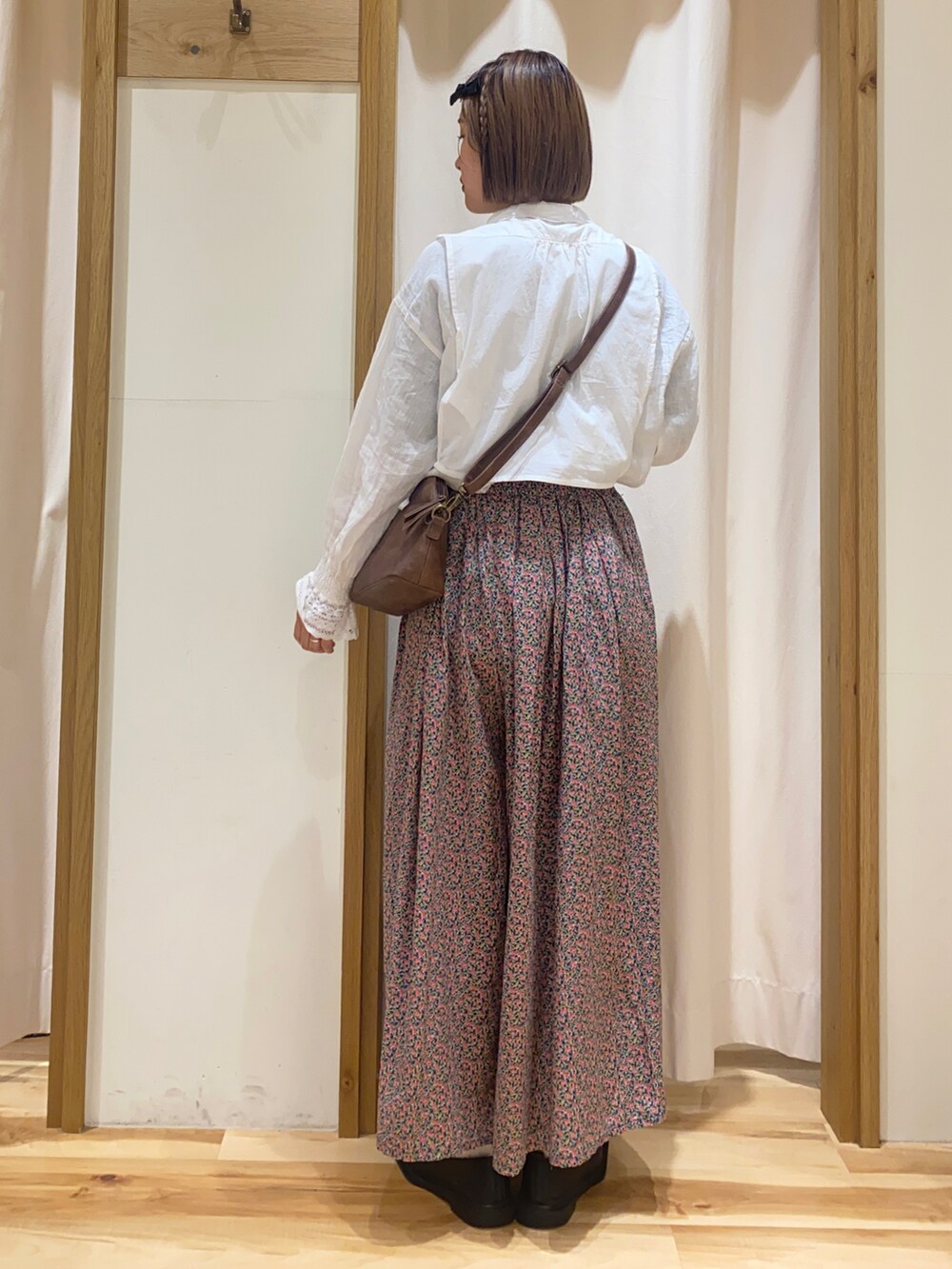 ホワイト系のシャツ/ブラウス、ピンク系のその他パンツ、ブラウン系のハンドバッグを着用したレディースの春コーディネートの2枚目の写真