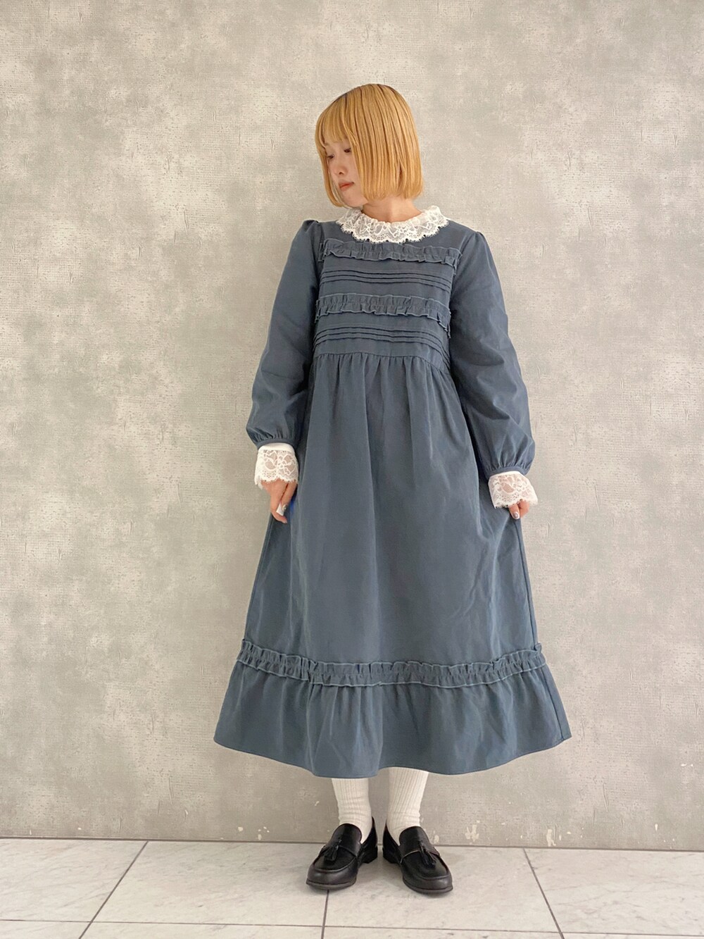 グリーン系のワンピース、ホワイト系のTシャツ/カットソーを着用したレディースの秋コーディネートの3枚目の写真