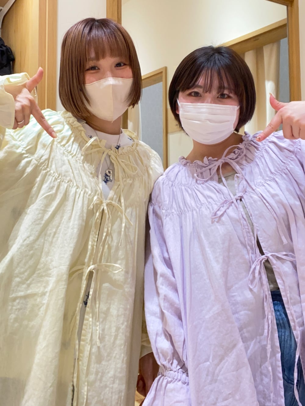 ブルー系のTシャツ/カットソーを着用したレディースの春コーディネートの2枚目の写真