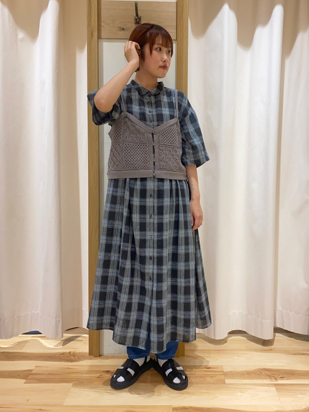 ブルー系のデニムパンツ、ブラック系のサンダルを着用したレディースの春コーディネートの2枚目の写真