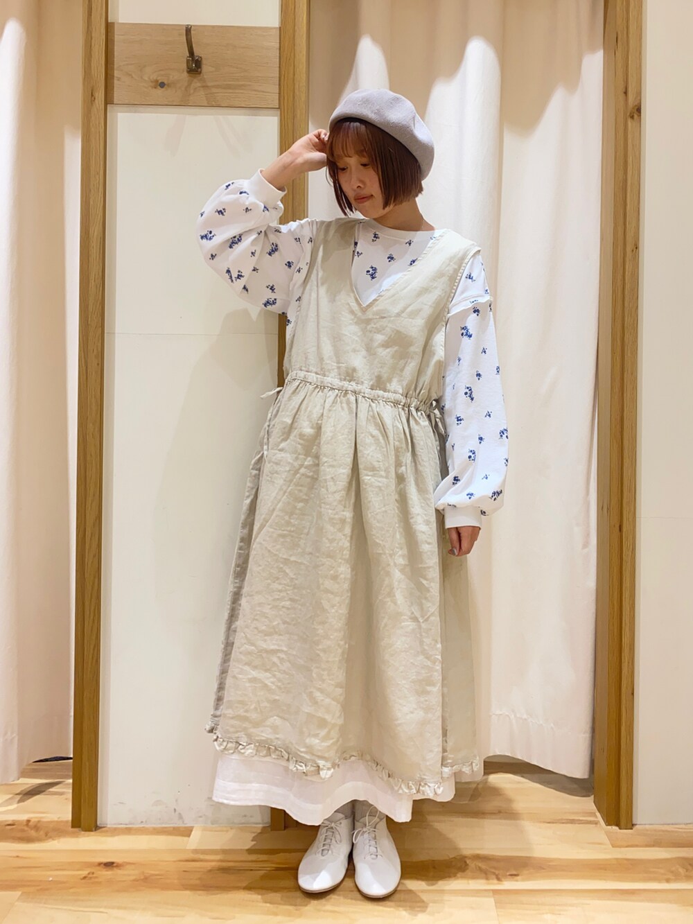 ブルー系のTシャツ/カットソー、ホワイト系のワンピース、ホワイト系のその他シューズを着用したレディースの春コーディネートの3枚目の写真