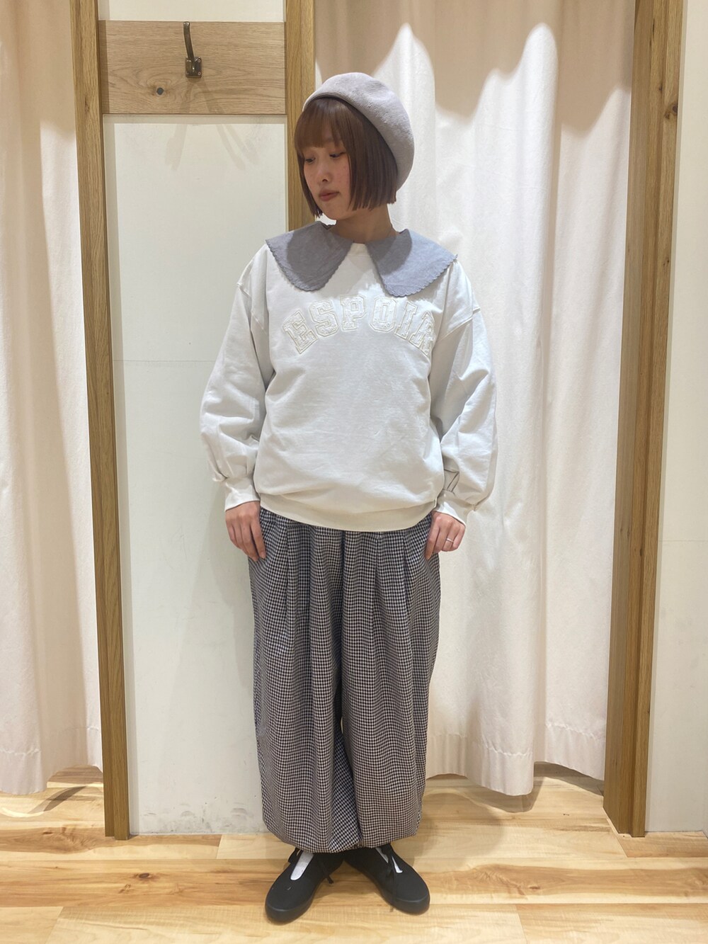 ホワイト系のTシャツ/カットソー、グレー系のその他パンツ、グレー系のシャツ/ブラウスを着用したレディースの春コーディネートの2枚目の写真