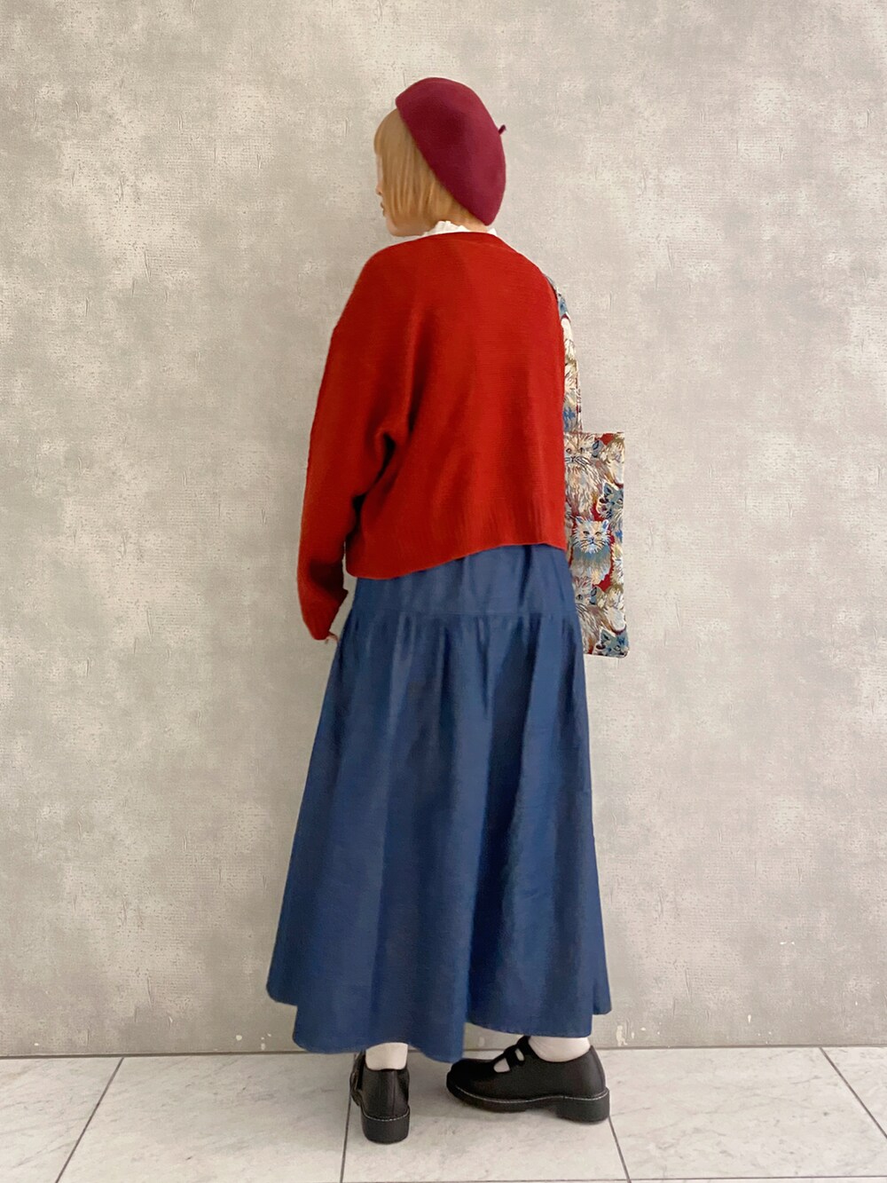 ブルー系のスカート、レッド系のカーディガン/ボレロ、ホワイト系のシャツ/ブラウスを着用したレディースの秋コーディネートの2枚目の写真