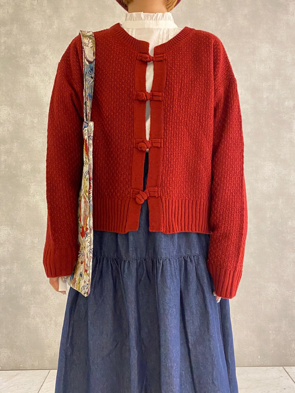 ブルー系のスカート、レッド系のカーディガン/ボレロ、ホワイト系のシャツ/ブラウスを着用したレディースの秋コーディネートの3枚目の写真