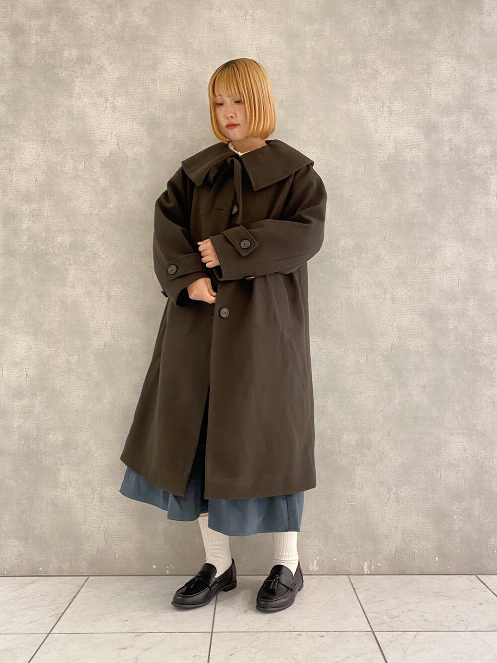 グレー系のその他アウター、グリーン系のワンピース、ホワイト系のTシャツ/カットソーを着用したレディースの秋コーディネートの4枚目の写真