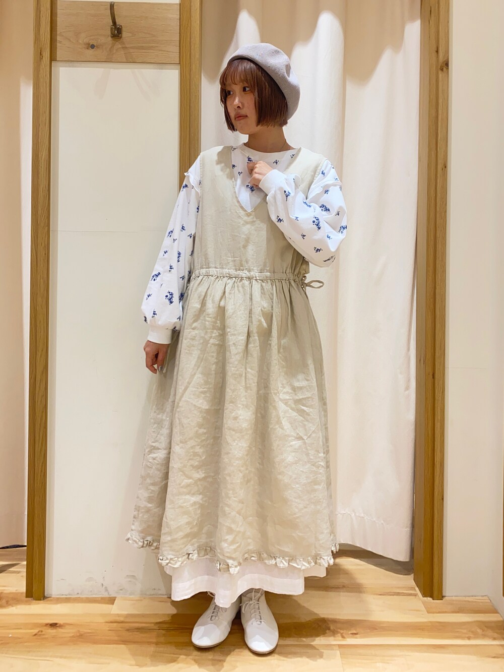 ブルー系のTシャツ/カットソー、ホワイト系のワンピース、ホワイト系のその他シューズを着用したレディースの春コーディネートの2枚目の写真