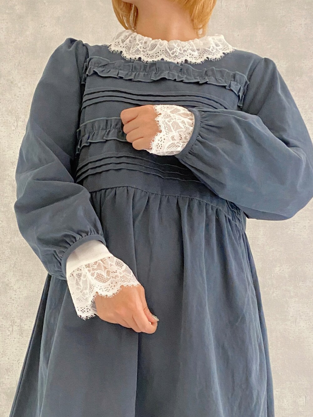 グリーン系のワンピース、ホワイト系のTシャツ/カットソーを着用したレディースの秋コーディネートの4枚目の写真