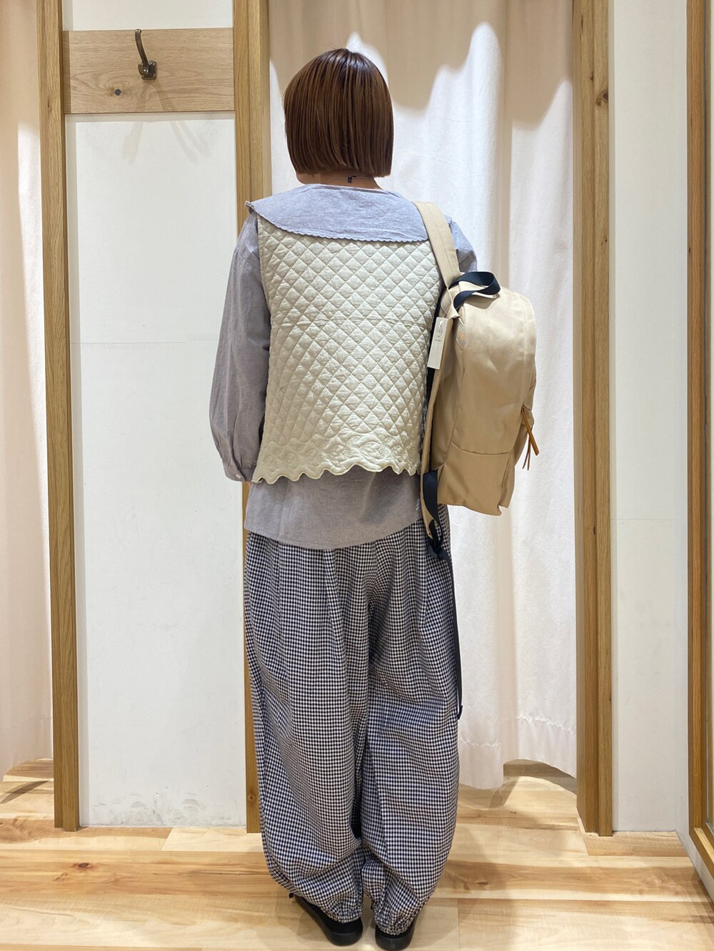 グレー系のシャツ/ブラウス、グリーン系のベスト、グレー系のその他パンツを着用したレディースの春コーディネートの3枚目の写真