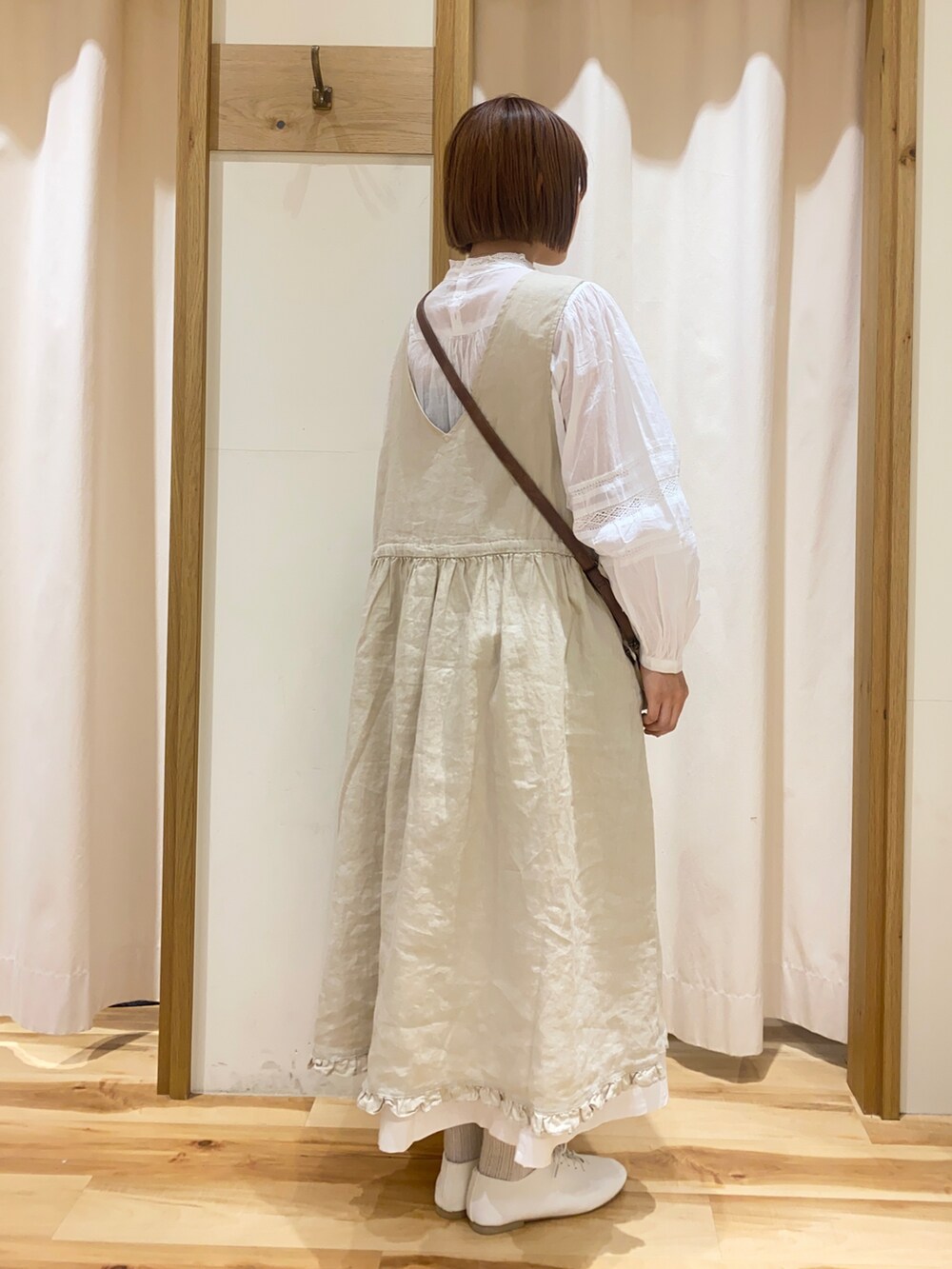 ホワイト系のワンピース、ホワイト系のスカート、ホワイト系のシャツ/ブラウスを着用したレディースの春コーディネートの2枚目の写真