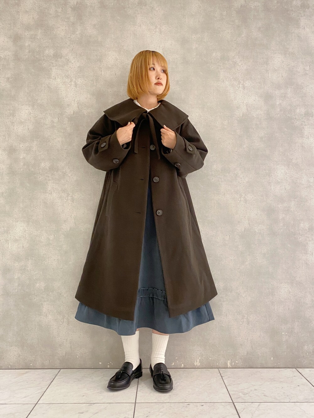 グレー系のその他アウター、グリーン系のワンピース、ホワイト系のTシャツ/カットソーを着用したレディースの秋コーディネートの2枚目の写真