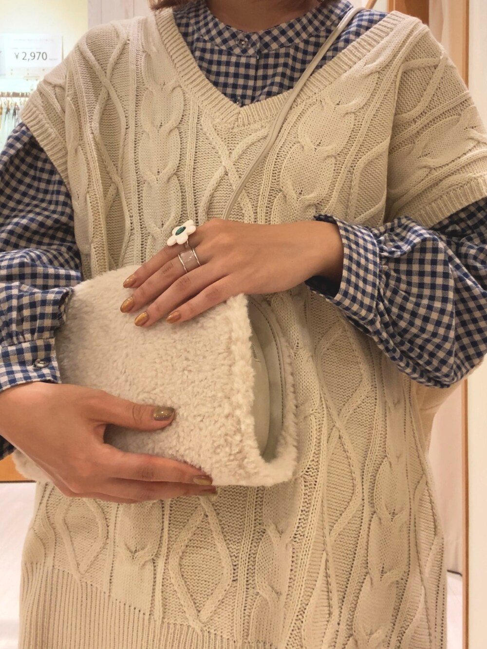 ブラック系のシャツ/ブラウス、ホワイト系のベスト、ホワイト系のハンドバッグを着用したレディースの秋コーディネートの3枚目の写真